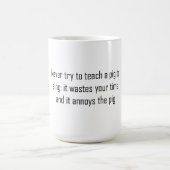 Probeer nooit een varken te leren zingen koffiemok (Center)