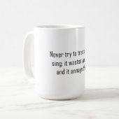 Probeer nooit een varken te leren zingen koffiemok (Voorkant links)
