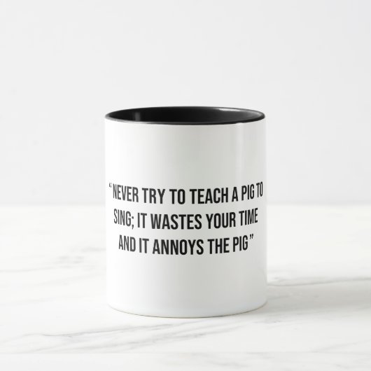 probeer nooit een varken te leren zingen mok (Midden)