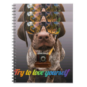 Probeer van jezelf te houden Schattigee hond met Notitieboek