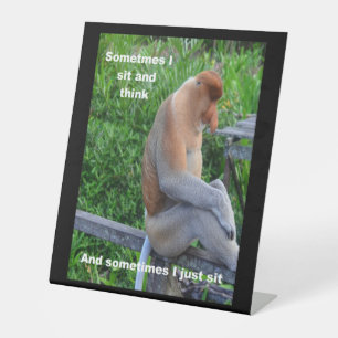 Proboscis Monkey - Soms zit ik in de cel en denk i Reclamebord Met Voetstuk