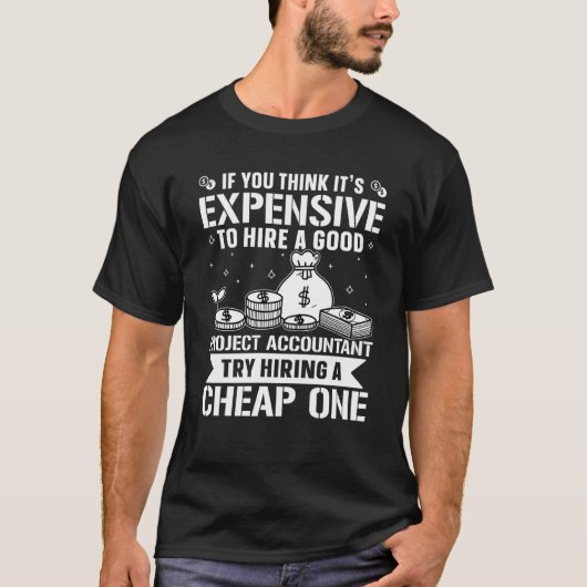 Proefnemer van het project probeert een Goedkope t T-shirt (Voorkant)