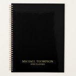 Professional Black en Gold Planner<br><div class="desc">De professionele ontwerper kenmerkt douanenaam en tekst in de gouden klassieke serif doopvontstijl op zwarte achtergrond.

Let op: De folie details in het ontwerp zijn nagebootst. Bij het maken van dit product zal er geen echte folie worden gebruikt.</div>