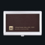 Professional Luxury Initiaal Logo Visitekaarthouder<br><div class="desc">Eenvoudig modern luxe design met geborsteld metallisch gouden logo met persoonlijke naam,  titel,  bedrijfsnaam of aangepaste tekst hieronder op een rijke achtergrond van oxibloederleder. Personaliseer voor uw eigen gebruik.</div>