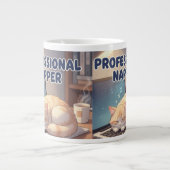 Professional Napper Funny Cat Mug | Cozy Lazy Morn Grote Koffiekop (Voorkant)