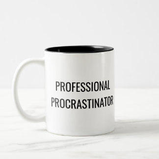 Professional Procrastinator Mug – Work Humor Gift Tweekleurige Koffiemok