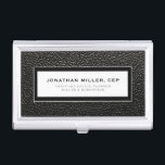 Professional zwart leder visitekaarthouder<br><div class="desc">Eenvoudig modern luxeontwerp met een persoonlijke naam,  een eigen titel of aangepaste tekst hieronder in een klassieke bloktypografie op een zwarte lederen getextureerde achtergrond. Personaliseer voor uw eigen gebruik.</div>