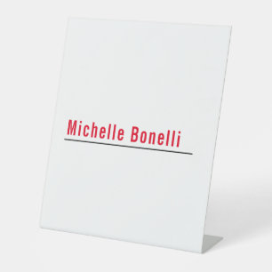 Professioneel, eenvoudig wit, modern reclamebord met voetstuk