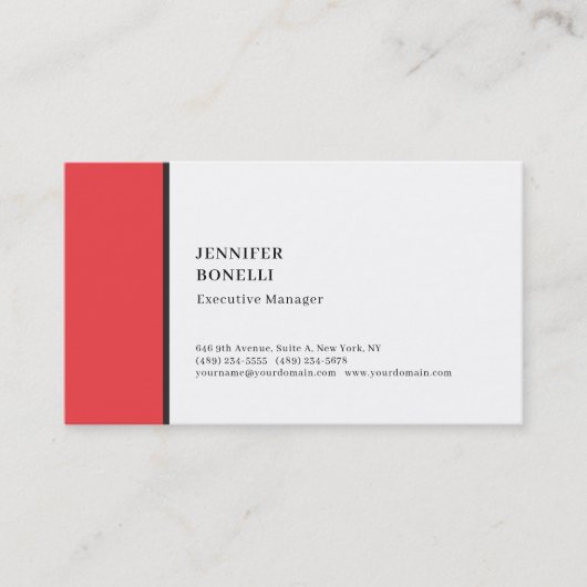 Professioneel effen minimalistisch modern rood wit visitekaartje (Voorkant)