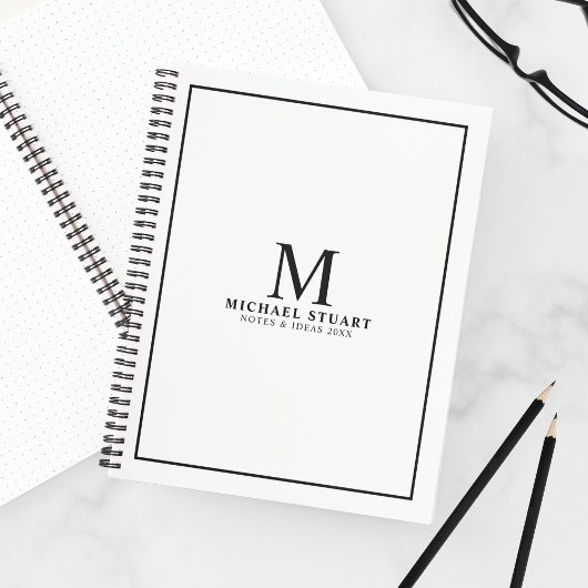 Professioneel, gepersonaliseerd monogram en naam notitieboek