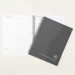 Professioneel grijs en wit monogram Initiaal Planner<br><div class="desc">De moderne planner kenmerkt een minimaal ontwerp in een grijs en wit kleurenpalet. De naam van de douane die in de lagere juiste hoek in eenvoudige stijlvolle doopvont met een vleiend minimaal monogram miljoen wordt voorgesteld. Getoond met een douanenaam en een monogram initiaal op de voorzijde in moderne typografie, wordt...</div>