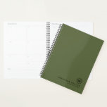 Professioneel Initiaal voor olijfproducten en zwar Planner<br><div class="desc">De moderne planner kenmerkt een minimaal ontwerp in een olijfgroen en zwart kleurenpalet. De naam van de douane die in de lagere juiste hoek in stijlvolle eenvoudige doopvont met een vleiend minimaal monogram miljoen wordt voorgesteld. Getoond met een douanenaam en een monogram initiaal op de voorzijde in moderne typografie, wordt...</div>