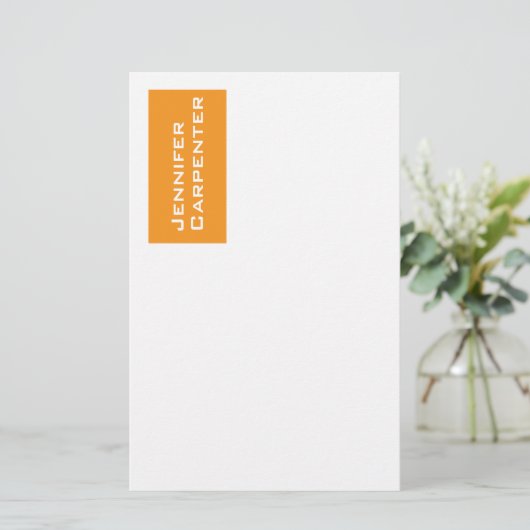 Professioneel minimalistisch modern oranje wit briefpapier (Staand voorkant)
