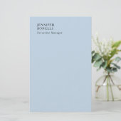 Professioneel minimalistisch modern trendy lichtbl briefpapier (Staand voorkant)