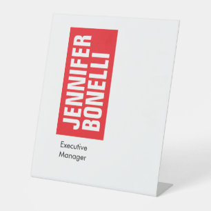 Professioneel, minimalistisch, vetgedrukt wit reclamebord met voetstuk