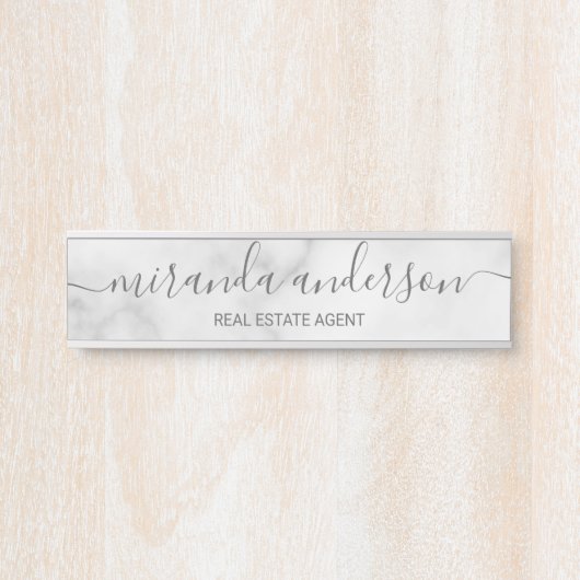 Professioneel modern script — witte marmer deurbordje (Voorkant)