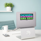 Professioneel Overdenker Sinds Geboorte - Grappig Sticker (Laptop op bureau)