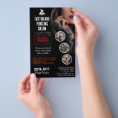 Professioneel Tattoo- en Piercing Salon Bedrijf Flyer (Hand)
