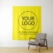Professioneel zakelijk logo en tekst bedrijf geel wandkleed (In situ)
