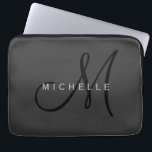 Professioneel Zwart Monogram Grijs Jouw naam Laptop Sleeve<br><div class="desc">Eenvoudig minimalistische Design. Ze zijn allemaal eenvoudig, aantrekkelijk, uniek.</div>