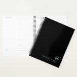Professioneel zwart-wit monogram Initiaal Planner<br><div class="desc">De professionele ontwerper kenmerkt een minimaal ontwerp in een klassiek zwart-wit kleurenpalet. De naam van de douane die in de lagere juiste hoek in eenvoudige stijlvolle doopvont met een vleiend minimaal monogram miljoen wordt voorgesteld. Getoond met een initiaal van de douanenaam en van het monogram met titel die op de...</div>