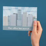 Professionele adreswijziging Modern Kantoor verpla Briefkaart<br><div class="desc">Onze kantoren zijn naar een nieuw gebouw verhuisd. Werk uw adresboek bij. Pas de rug van dit professionele bewegende aankondigingsbriefkaart met uw informatie van het douanebedrijf voor elk van uw bedrijfscontacten en cliënten aan. Een moderne skyline-tekening van het stadsgebouw voor de aankondiging van de verandering van het bedrijfsadres.</div>