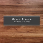 Professionele Business Kantoor Naam Titel Modern Deurbordje<br><div class="desc">Aangepast, gepersonaliseerd, professioneel, modern, stijlvol, stijlvol, elegant, business kantoor cabine zilver classic zwart-wit script / typografie, muur of deur opknoping metal teken naam bord. Om aan te passen, typt u gewoon uw volledige naam en aanduiding / titel in. Terwijl u personaliseert, kunt u een voorvertoning overal zien. Ideaal voor kleine...</div>