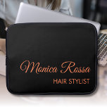 Professionele Eenvoudige Moderne Koraal en Zwart Laptop Sleeve<br><div class="desc">Minimalistische Clean Black Solid Color Achtergrond en Coral moderne lettertype laptophoes. Personaliseer voor uw eigen gebruik. Klik op de knop "Aanpassen" om de achtergrondkleur,  lettertypestijlen en lettertypekleur te wijzigen. Klassiek ontwerp | elegant product | Trendy kleuren | Stijlvol en Mode | Professioneel bedrijfsontwerp</div>