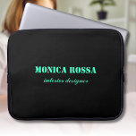 Professionele Eenvoudige Moderne Neon Blauwgroen Z Laptop Sleeve<br><div class="desc">Minimalistische Clean Black Soli Color Achtergrond en Neon Blauwgroen laptophoes voor moderne lettertypen. Personaliseer voor uw eigen gebruik. Klik op de knop "Aanpassen" om de achtergrondkleur,  lettertypestijlen en lettertypekleur te wijzigen. Klassiek ontwerp | elegant product | Trendy kleuren | Stijlvol en Mode | Professioneel bedrijfsontwerp</div>