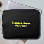 Professionele Eenvoudige Moderne Neon Geel Zwart Laptop Sleeve<br><div class="desc">Minimalistische Clean Black Soli Color Achtergrond en Neon Yellow moderne lettertype laptophoes. Personaliseer voor uw eigen gebruik. Klik op de knop "Aanpassen" om de achtergrondkleur,  lettertypestijlen en lettertypekleur te wijzigen. Klassiek ontwerp | elegant product | Trendy kleuren | Stijlvol en Mode | Professioneel bedrijfsontwerp</div>