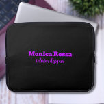 Professionele Eenvoudige Moderne Neon Paarse Zwart Laptop Sleeve<br><div class="desc">Minimalistische Clean Black Soli Color Achtergrond en Neon Paarse laptophoes voor modern lettertype. Personaliseer voor uw eigen gebruik. Klik op de knop "Aanpassen" om de achtergrondkleur,  lettertypestijlen en lettertypekleur te wijzigen. Klassiek ontwerp | elegant product | Trendy kleuren | Stijlvol en Mode | Professioneel bedrijfsontwerp</div>