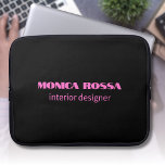 Professionele Eenvoudige Moderne Neon Roze Zwart Laptop Sleeve<br><div class="desc">Minimalistische Clean Black Soli Color Achtergrond en Neon Pink moderne lettertype laptophoes. Personaliseer voor uw eigen gebruik. Klassiek ontwerp | elegant product | Trendy kleuren | Stijlvol en Mode | Professioneel bedrijfsontwerp</div>