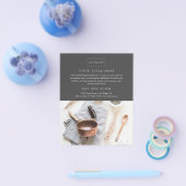 Professionele foto met minimalistische bedrijfsgeb flyer (Enkel)