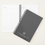 Professionele grijze monogram Initiaal Naam en tit Planner<br><div class="desc">De professionele bedrijfsplanner kenmerkt een minimaal ontwerp in een grijs kleurenpalet met witte accenten. De naam van de douane die in de lagere juiste hoek in stijlvolle eenvoudige doopvont met een vleiend minimaal monogram miljoen wordt voorgesteld. Getoond met een douanenaam en monogrammed initiaal op de voorzijde in moderne typografie, wordt...</div>