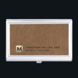 Professionele lederen luxe visitekaarthouder<br><div class="desc">Houd uw visitekaartjes georganiseerd en beschermd in stijl met dit moderne visitekaartje hoesje met een gouden initiaal logo op een bruine lederen achtergrond. Dit hoesje is gemaakt van materialen van hoge kwaliteit en is duurzaam en geavanceerd, waardoor het de perfecte accessoire is voor elke zakelijke professional. Het hoesje is ook...</div>