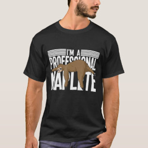 Professionele luie dagen met luie napper en draagt t-shirt