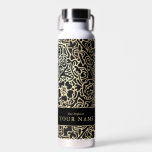 Professionele Luxe Gold Zwarte Naam Waterfles<br><div class="desc">Professionele Luxe Gold Black,  aangepaste waterfles met barokke gouddecoratie op zwarte achtergrond. Creëer je eigen elegante en geavanceerde waterfles. luxe,  gouden folie,  zwart,  uitnodigingen,  typografie,  kerstfeest,  elegante onderneming,  gouden kerst</div>