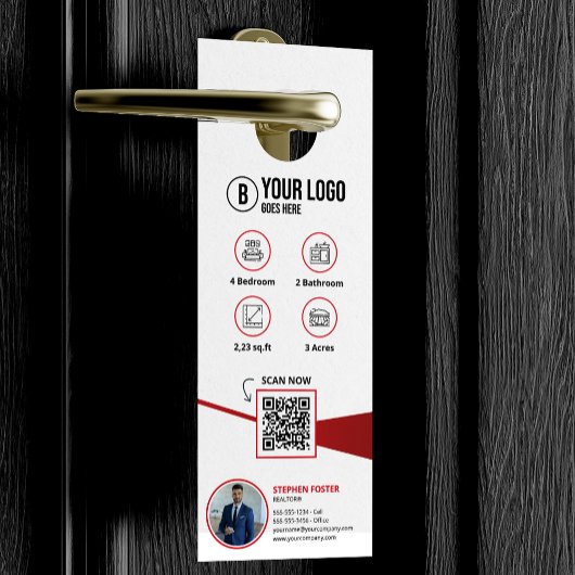 Professionele makelaar in onroerend goed die net i deurhanger