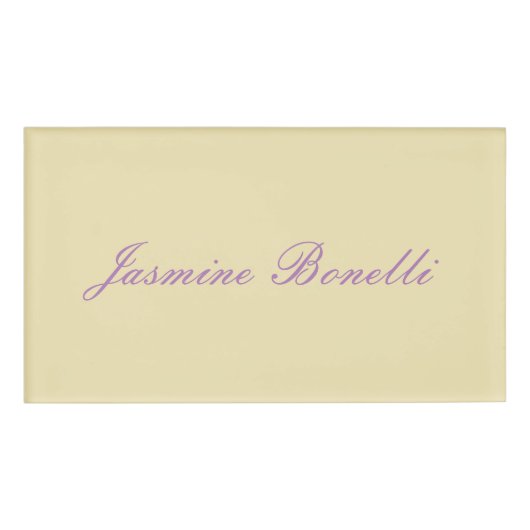 Professionele moderne minimalistische pastel beige naambadge (Voorkant)