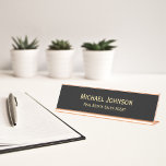 Professionele moderne stijlvolle zwarte gouden naa bureau naambordje<br><div class="desc">Aangepast, gepersonaliseerd, professioneel, modern, stijlvol, stijlvol, elegant, zakelijk kantoor rose goud klassiek zwart en faux gouden script / typografie, metalen bordnaambord. Typ eenvoudig je volledige naam en benaming / titel om aan te passen. Terwijl je personaliseert, kun je overal een voorbeeld van zien. Perfect voor kleine bedrijven, kantoren, consultants, ondernemers,...</div>