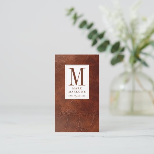 Professionele Monogram Bruine Lederen Textuur Visitekaartje (Staand voorkant)