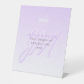 Professionele naam & Slogan Sjabloon | Licht Paars Reclamebord Met Voetstuk (Voorkant)