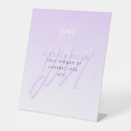 Professionele naam & Slogan Sjabloon | Licht Paars Reclamebord Met Voetstuk