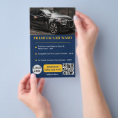 Professionele Navy Goud Autowasbeurt Service Flyer (Hand)