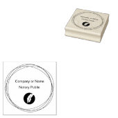 Professionele notaris met rubberen stempel (Gestempeld)