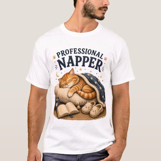 Professionele Sluimeraar – Knuffel slaapkat ontwer T-shirt (Voorkant)