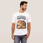 Professionele Sluimeraar – Knuffel slaapkat ontwer T-shirt (Voorkant volledig)