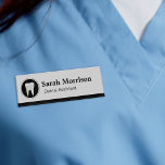 Professionele Tandheelkundige Assistent Tandarts L Naambadge<br><div class="desc">Show van jouw naam en titel in stijl met deze "Professional Dental Assistant Tandarts Tooth Logo" gepersonaliseerde naamtag. U kunt het aanpassen met jouw naam en tekst op dit ontwerp. Deze stijlvolle naamtag zal zeker indruk maken op zowel personeel als patiënten! Als u verdere aanpassing nodig hebt, klikt u op...</div>