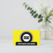 Professionele taxichauffeur in gele taxi visitekaartje (Staand voorkant)