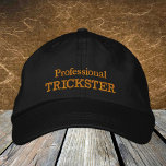 Professionele TRICKSTER-borduurwerk voor vrachtwag Geborduurde Pet<br><div class="desc">Ingeborduurde Petten: Fun mode baseball pet met de tekst "Professional TRICKSTER" - humoristische feestelijke petten,  Geheime kerstman,  kledingfeest,  avondkleding / studenten aan de universiteit</div>